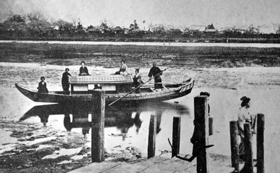 Geisha Meisjes aan boord van een boot op de Sumida Rivier Edo, ca. 1860s